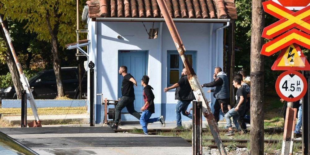 Αγρια επεισόδια στην Λάρισα για τον 10χρονο Ρομά που τον σκότωσε το τρένο [εικόνες]