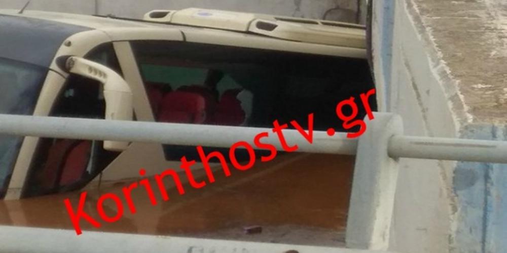 Λεωφορείο «βούλιαξε» από τα νερά που πλημμύρισαν την Εθνική [εικόνες]