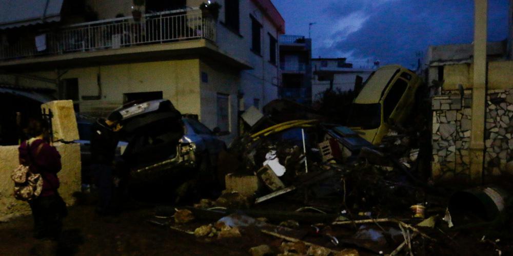 Συγκλονιστικό βίντεο: Η διάσωση τριών παιδιών από σπίτι στη Μάνδρα