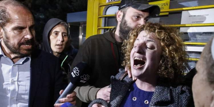 Ξέσπασε η μάνα της Δώρας Ζέμπερη: Με χτύπησαν οι αστυνομικοί, Μπου@@@@ο κράτος! [βίντεο]