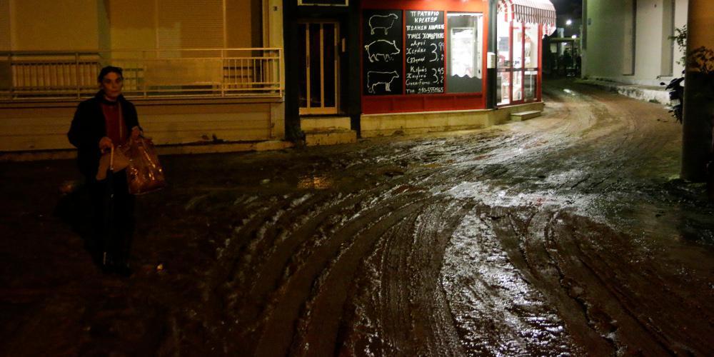 Πλιάτσικο μέσα στις λάσπες - Δραματικές ωρες για την Δυτική Αττική