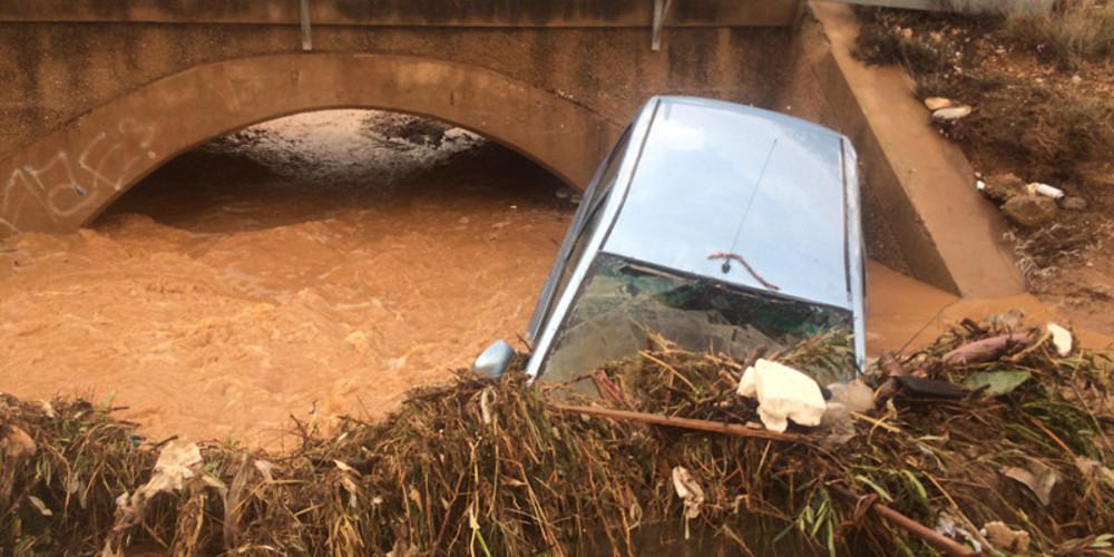 Μία νεκρή στην Μάνδρα από τις καταστροφές που έφεραν οι πλημμύρες
