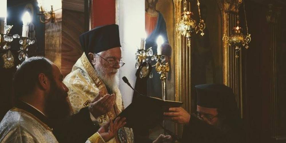 Η στιγμή που ο Μητροπολίτης Μάνης παθαίνει ανακοπή την ώρα της Θείας Λειτουργίας [βίντεο]