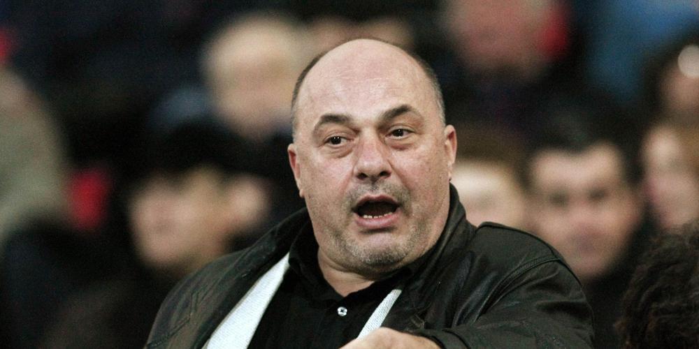 Συνθήματα και διαμαρτυρίες από μικροπωλητές και αντεξουσιαστές κατά του Αχιλλέα Μπέου