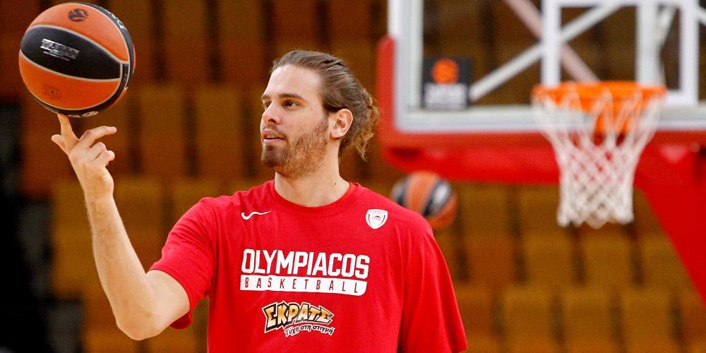 Το «καυτό» φιλί του Μπόγρη με ώριμη γυναίκα και η φωτογραφία φωτιά!