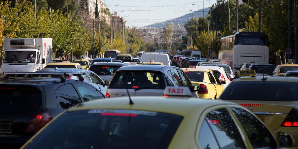 «Χάος» στην Κηφισίας στο ρεύμα προς Αθήνα, λόγω έκρηξης σε κατάστημα στο Μαρούσι 