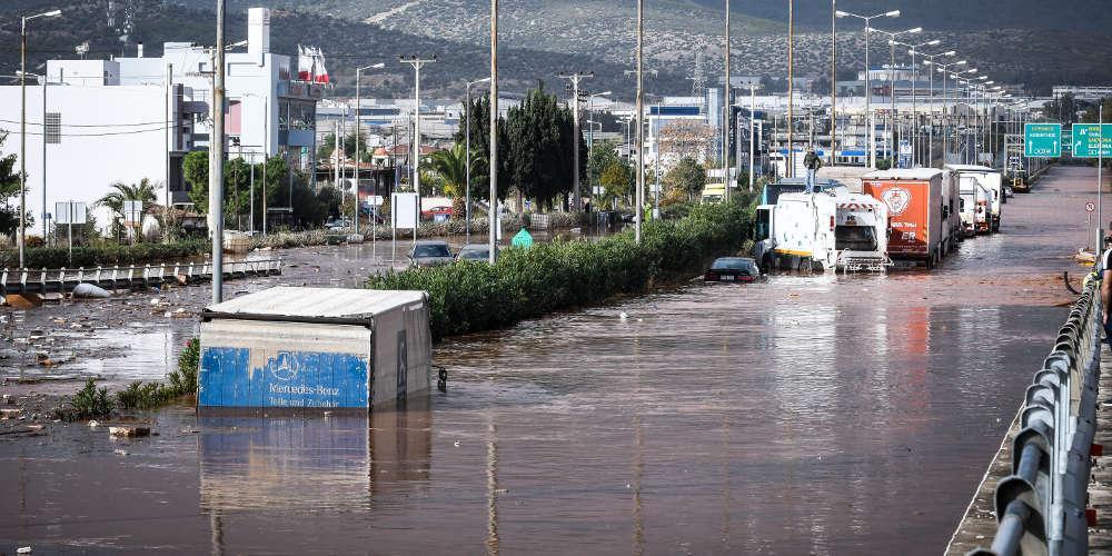 Έξι νεκροί σε Μάνδρα-Νέα Πέραμο από την κακοκαιρία [εικόνες & βίντεο]