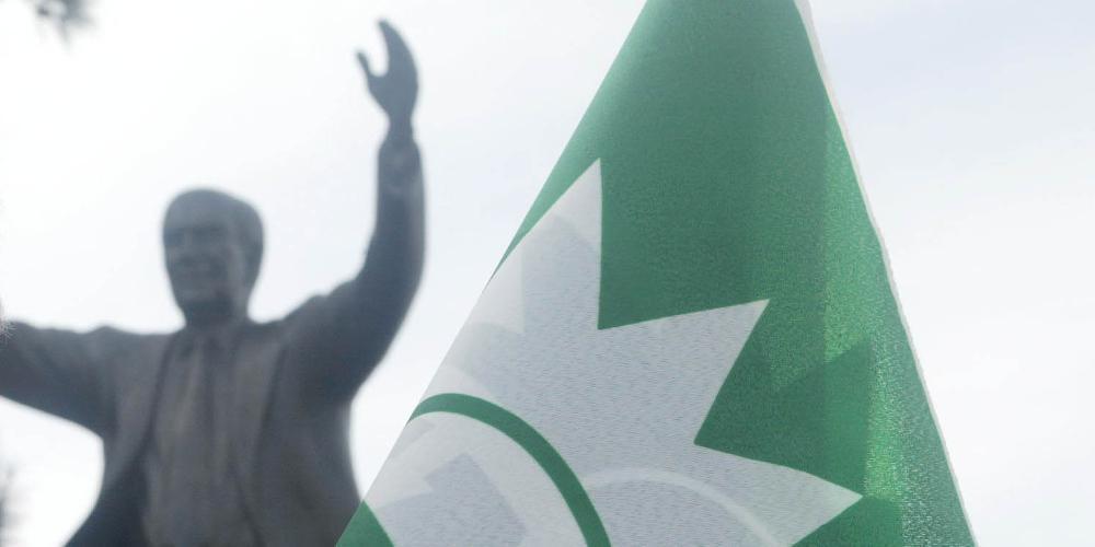 Κρέμασαν χαρτιά υγείας στο άγαλμα του Ανδρέα Παπανδρέου! [εικόνα]