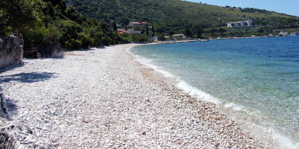 Θρίλερ στη Γλυφάδα με πτώμα γυναίκας που βρέθηκε 10 μέτρα από παραλία