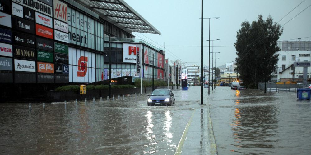 Απίστευτο βίντεο από το Μαρούσι: Πλημμύρισαν λάσπη μέχρι και τα αυτοκίνητα