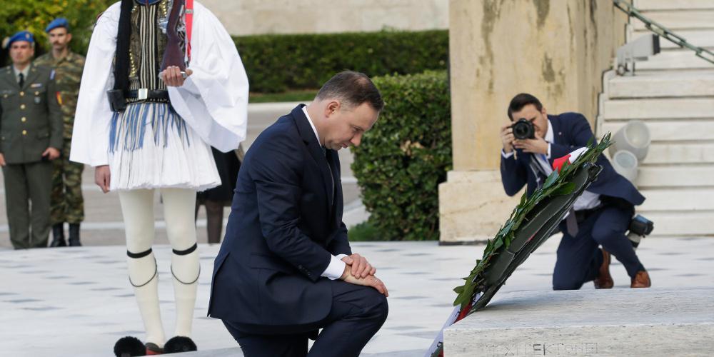 Γονάτισε στον Άγνωστο Στρατιώτη ο Πρόεδρος της Πολωνίας [εικόνες]