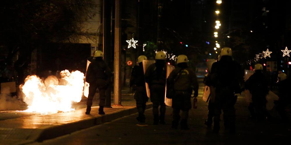 Τραυμάτισαν αστυνομικό σε επεισόδια στο Πολυτεχνείο