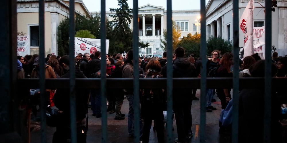 Μέσα στο Πολυτεχνείο παραμένουν οι καταληψίες