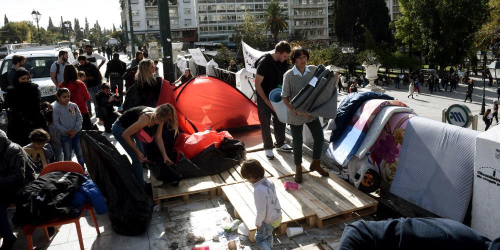 Σταμάτησαν την απεργία πείνας οι πρόσφυγες που είχαν κατασκηνώσει στο Σύνταγμα