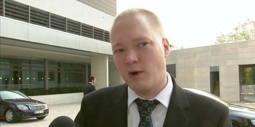 Σε… πορτ- μπαγκάζ κρύφτηκε ο υφυπουργός Εξωτερικών για να δει τον πρωθυπουργό!