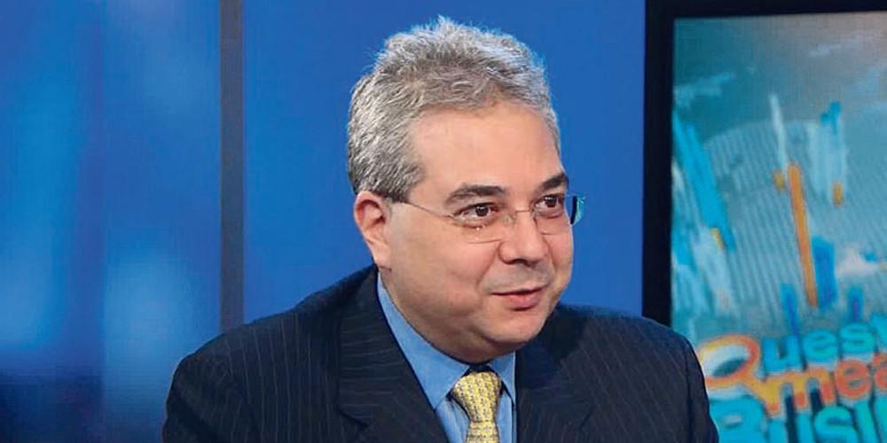 Ποιος είναι ο Τζον Σφακιανάκης τον οποίο ενέπλεξε ο Τσίπρας στην πώληση των βλημάτων