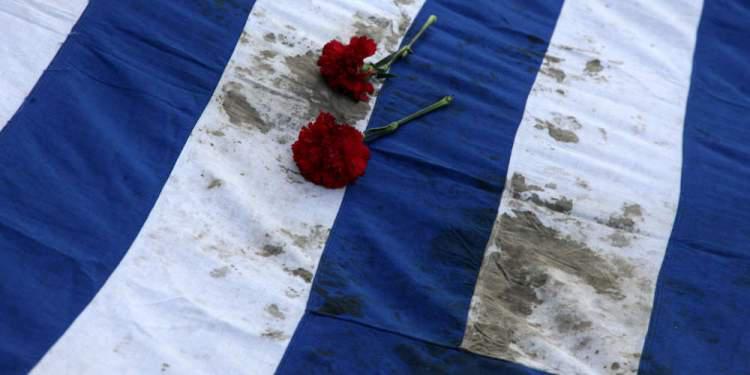 Όταν μητέρα φοιτητή έπλυνε την αιματοβαμμένη σημαία του Πολυτεχνείου!