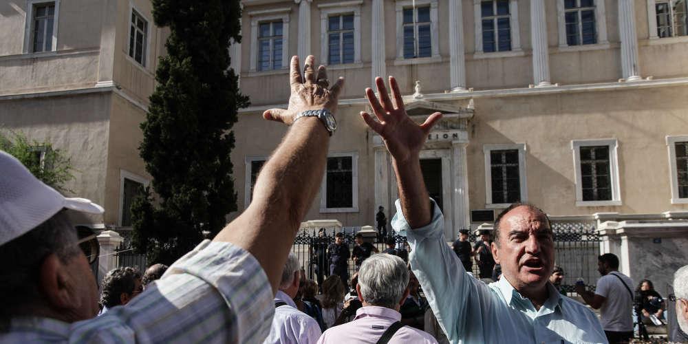 Συνταξιούχοι προσοχή: Αφαίμαξη 7 δισ. ευρώ έως το 2020 με το ολιστικό σχέδιο