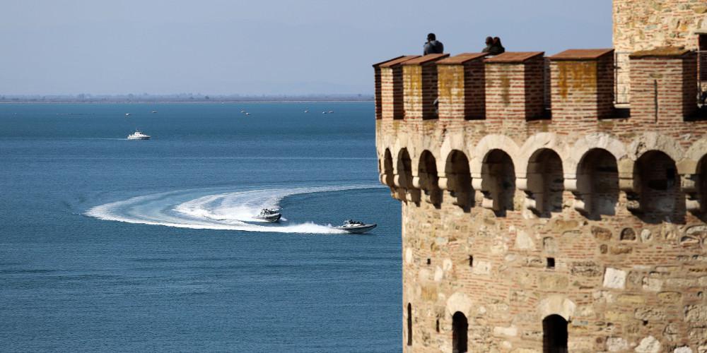 Θρίλερ στον Θερμαϊκό: Νεαρός βούτηξε για να σώσει ηλικιωμένο
