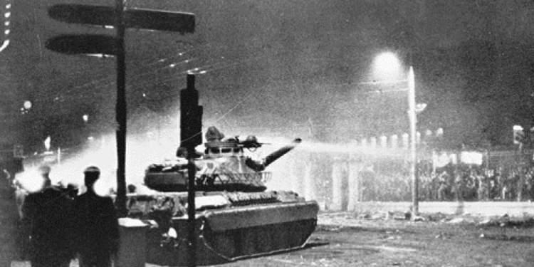 Πολυτεχνείο: Πού βρίσκεται το άρμα που γκρέμισε την πύλη του [εικόνα]