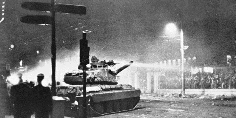 Πολυτεχνείο: Πού βρίσκεται το άρμα που γκρέμισε την πύλη του [εικόνα]