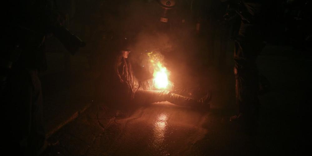 Εικόνες-σοκ: Η στιγμή του τραυματισμού της δικηγόρου στα Εξάρχεια από φωτοβολίδα