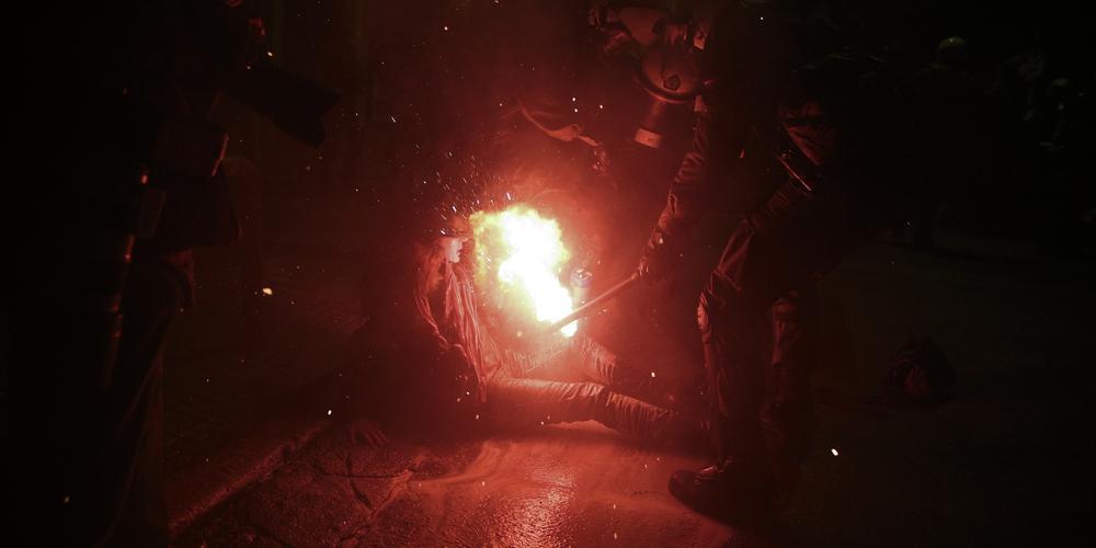 Σε σοβαρή κατάσταση η δικηγόρος που χτυπήθηκε από φωτοβολίδα