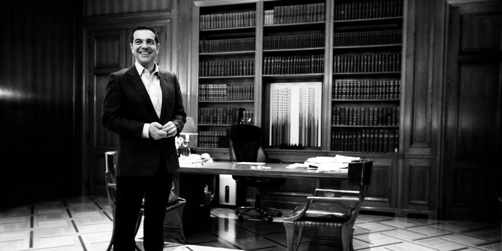 Το Μαξίμου παίζει το χαρτί του «προστάτη των φτωχών» και ετοιμάζει εκλογές