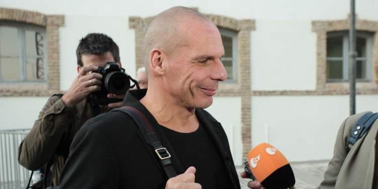 Στα σκουπίδια κατέληξε το στεφάνι του Βαρουφάκη για το Πολυτεχνείο [εικόνα]