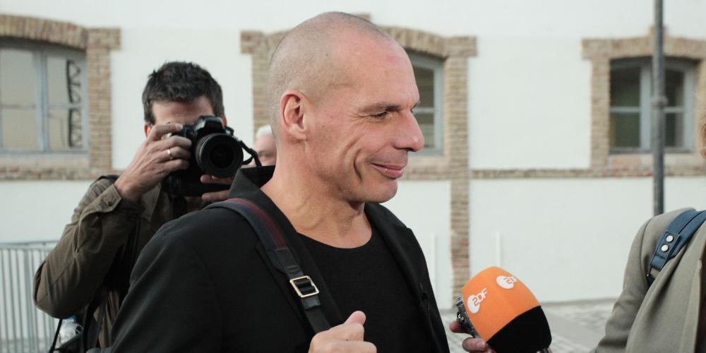 Στα σκουπίδια κατέληξε το στεφάνι του Βαρουφάκη για το Πολυτεχνείο [εικόνα]