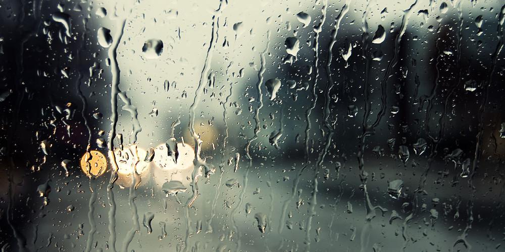 Κυκλοφοριακό κομφούζιο από τη νεροποντή στους δρόμους της Αθήνας