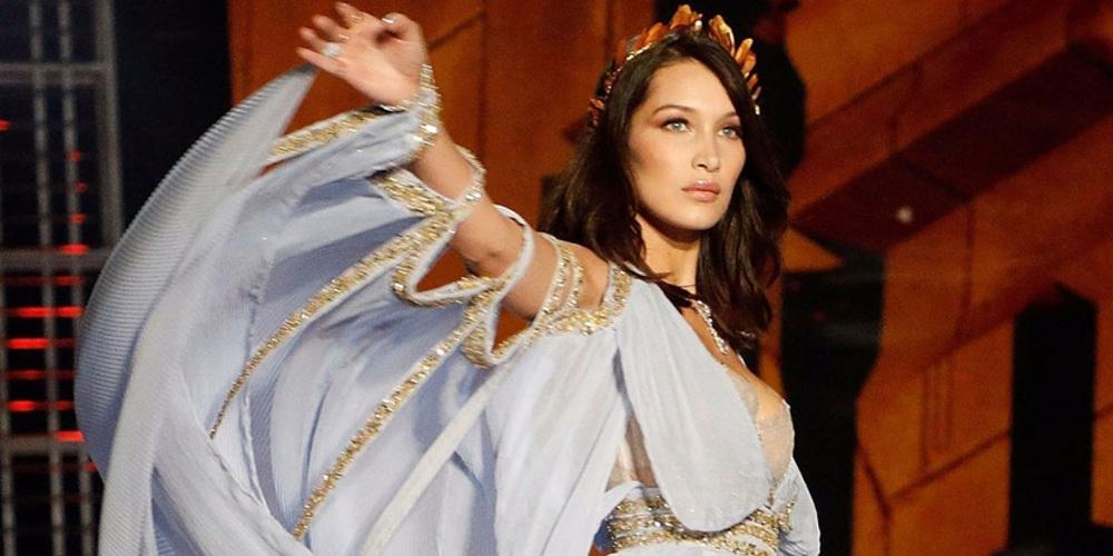 H Bella Hadid κυλιέται γυμνή πάνω στο χριστουγεννιάτικο τραπέζι! [εικόνα]