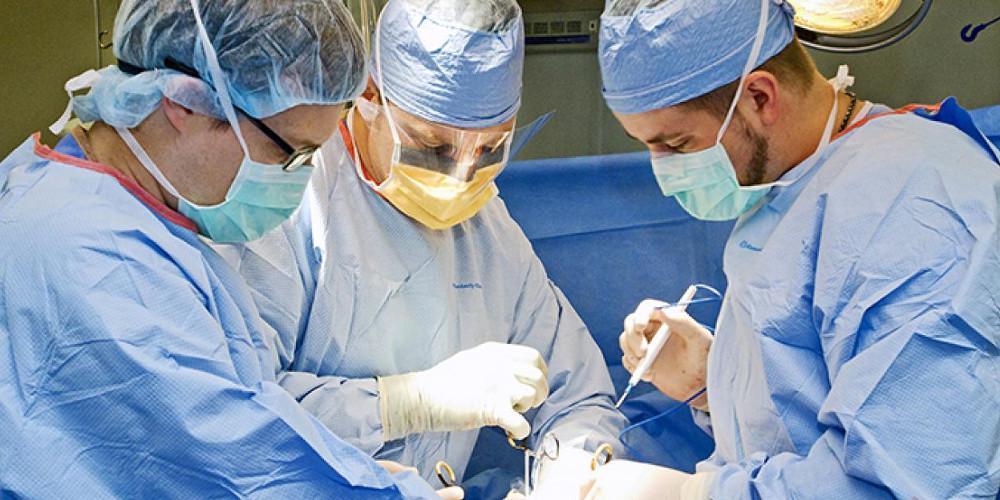 Χειρουργός υπέγραψε με τα αρχικά του στο συκώτι δυο ασθενών