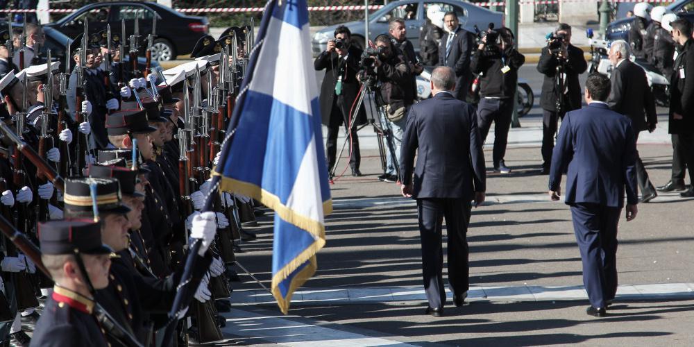 Συγκίνηση: Ο Εθνικός Ύμνος από τους Ευέλπιδες μπροστά στον Ερντογάν [βίντεο]