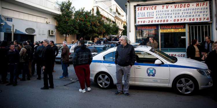 Σοκ από το φονικό στους Αγίους Αναργύρους - Αστυνομικός σκότωσε την οικογένεια και αυτοκτόνησε [βίντεο]