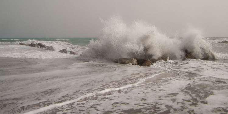 Καιρός: Αποκλεισμένες Κεφαλονιά και Ζάκυνθος – Παρατείνεται η απαγόρευση απόπλου