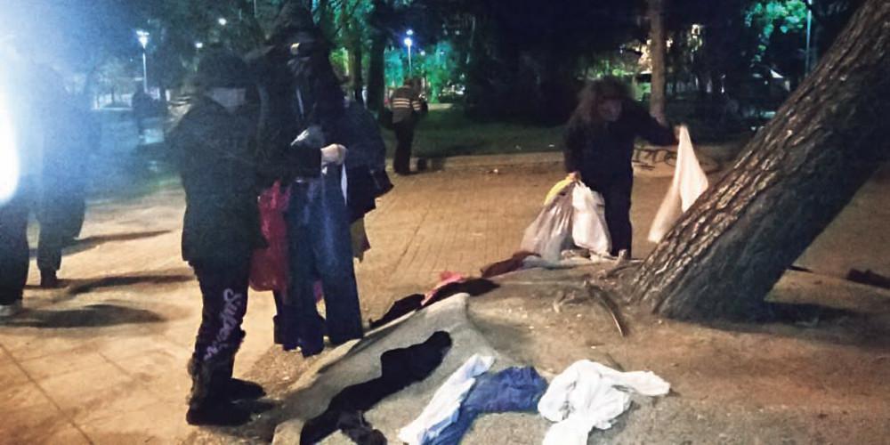 Ο «Ε.Τ.» σε νυχτερινή αποστολή της Αρχιεπισκοπής για τους άστεγους στην Πλατεία Κουμουνδούρου