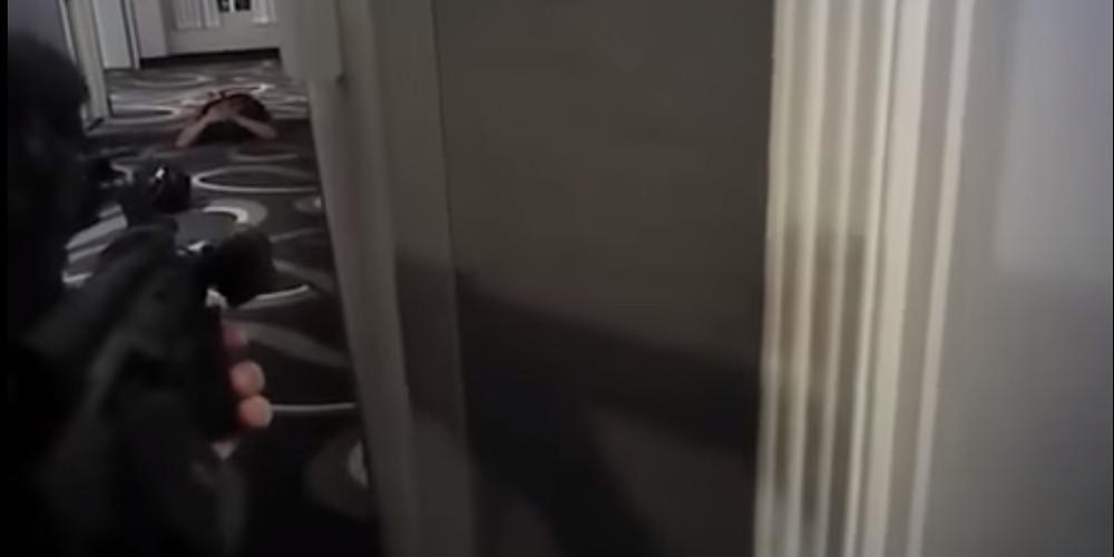 Βίντεο-σοκ: Αστυνομικός πυροβολεί 26χρονο γιατί πίστευε ότι θα τραβούσε όπλο