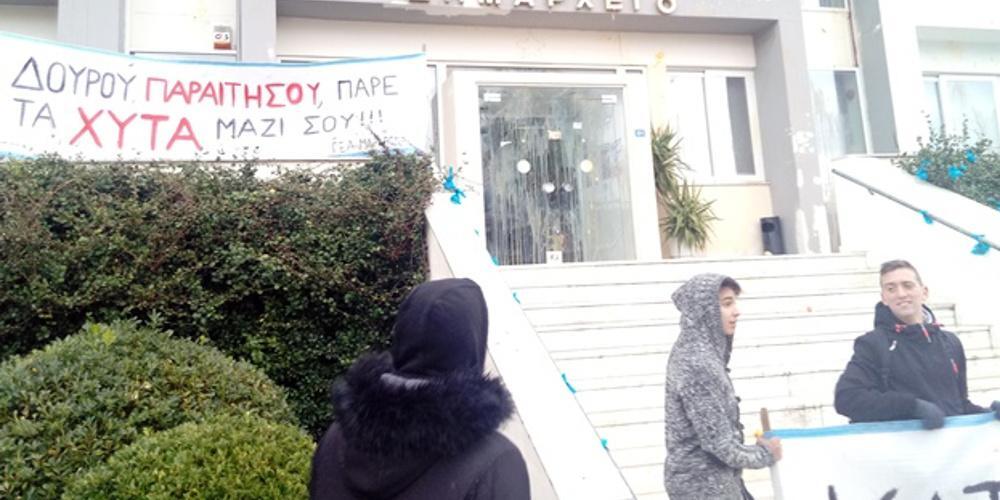 Πέταξαν αβγά και ντομάτες στο δημαρχείο του Ψινάκη! [εικόνες & βίντεο]