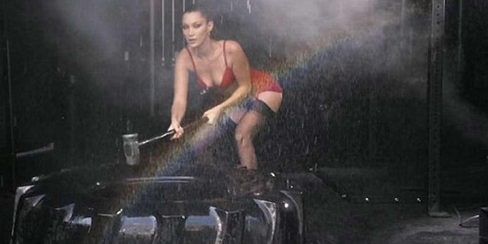 Η Bella Hadid με ζαρτιέρες, κόκκινα εσώρουχα και… χριστουγεννιάτικη διάθεση