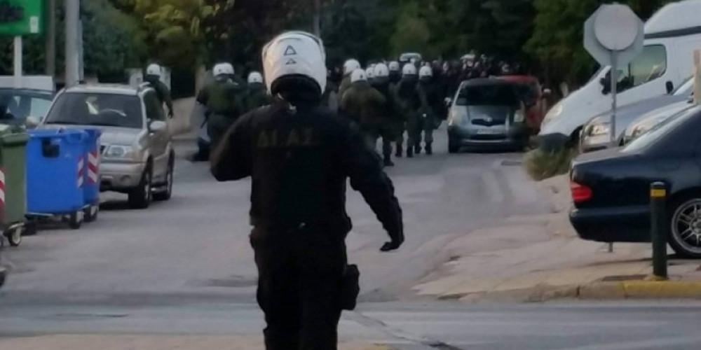 Επίθεση σε διμοιρία των ΜΑΤ στο Πολυτεχνείο από οπαδούς