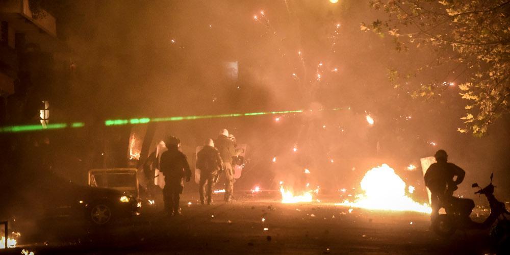 Νέα επεισόδια γύρω από το Πολυτεχνείο τα ξημερώματα της Κυριακής