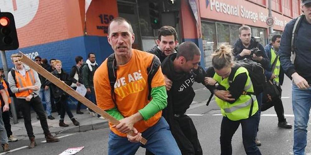 Άγριο ξύλο σε ομιλία του ακροδεξιού ομογενή Μάιλο Γιαννόπουλος [βίντεο]