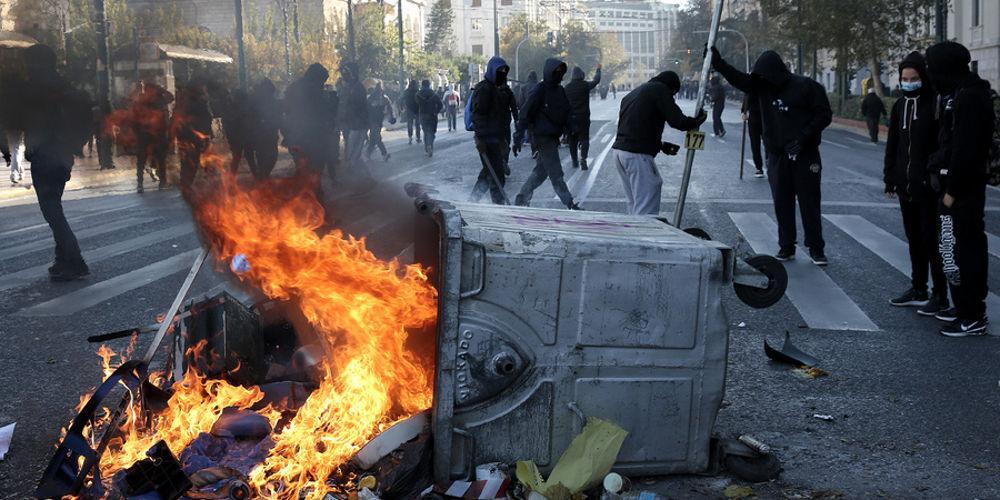 Επεισόδια στην πορεία για τον Γρηγορόπουλο στα Προπύλαια [εικόνες & βίντεο]