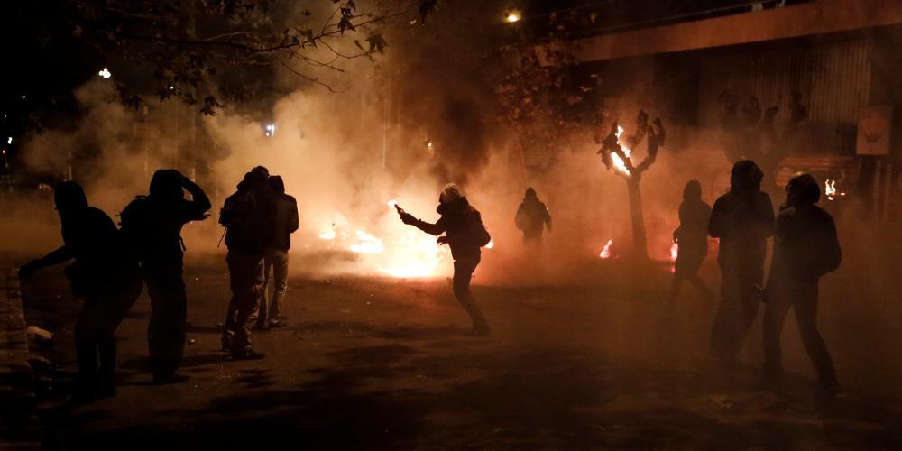 Είκοσι οκτώ συλλήψεις και 13 προσαγωγές στην περιοχή των Εξαρχείων- Δύο τραυματίες αστυνομικοί