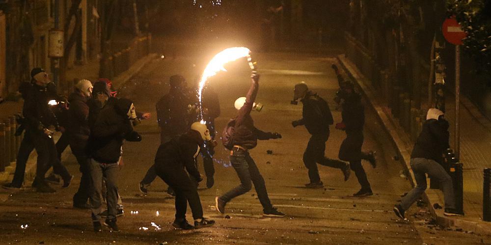 Τέσσερις ανήλικοι μεταξύ των συλληφθέντων για τα επεισόδια στα Εξάρχεια