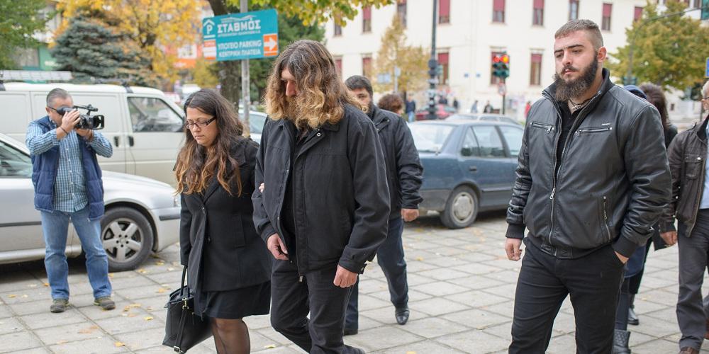 'Ένταση στην δίκη του Βαγγέλη Γιακουμάκη: «Τον είχαν κρεμάσει από το παράθυρο»