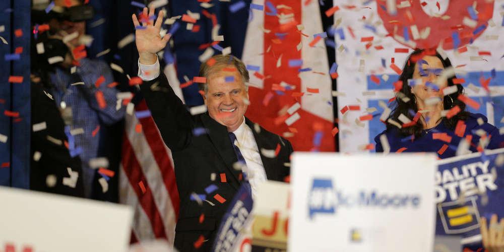 Οι Δημοκρατικοί άλωσαν το προπύργιο του Τραμπ στην Αλαμπάμα με τον Τζόουνς