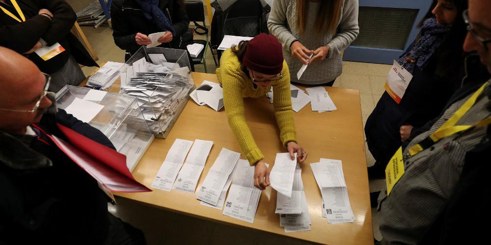 Τα exit poll δείχνουν νίκη των αυτονομιστών στην Καταλονία