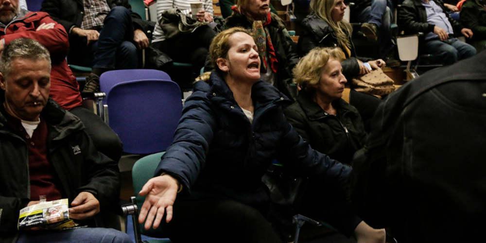 Εκρηξη των κατοίκων στην Μάνδρα μετα την αναβολή του δημοτικού συμβουλίου [βίντεο]